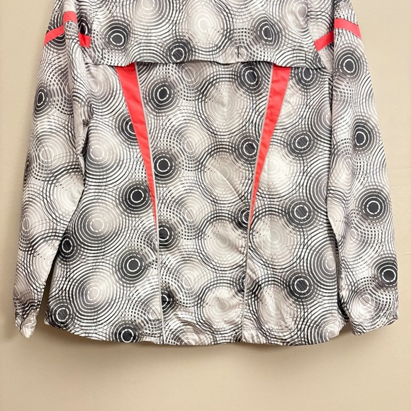 Saucony Black & White Circular Print Running Jacket w Coral Accents – Size Small - Picture 15 of 15